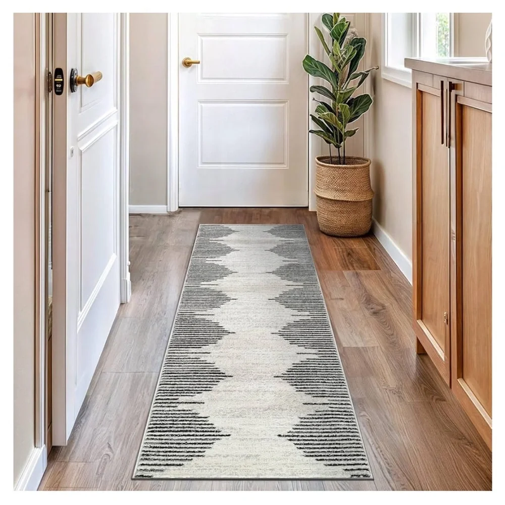 Black and cream runner